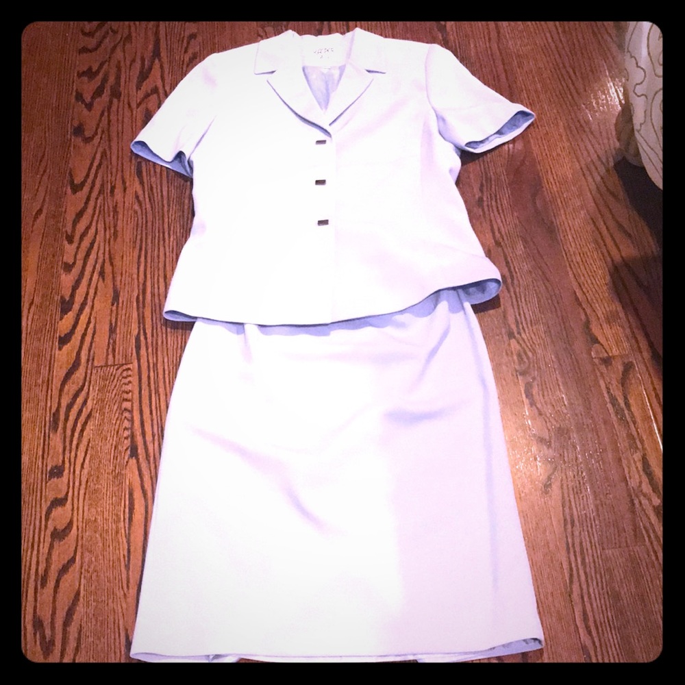 Skirt suit